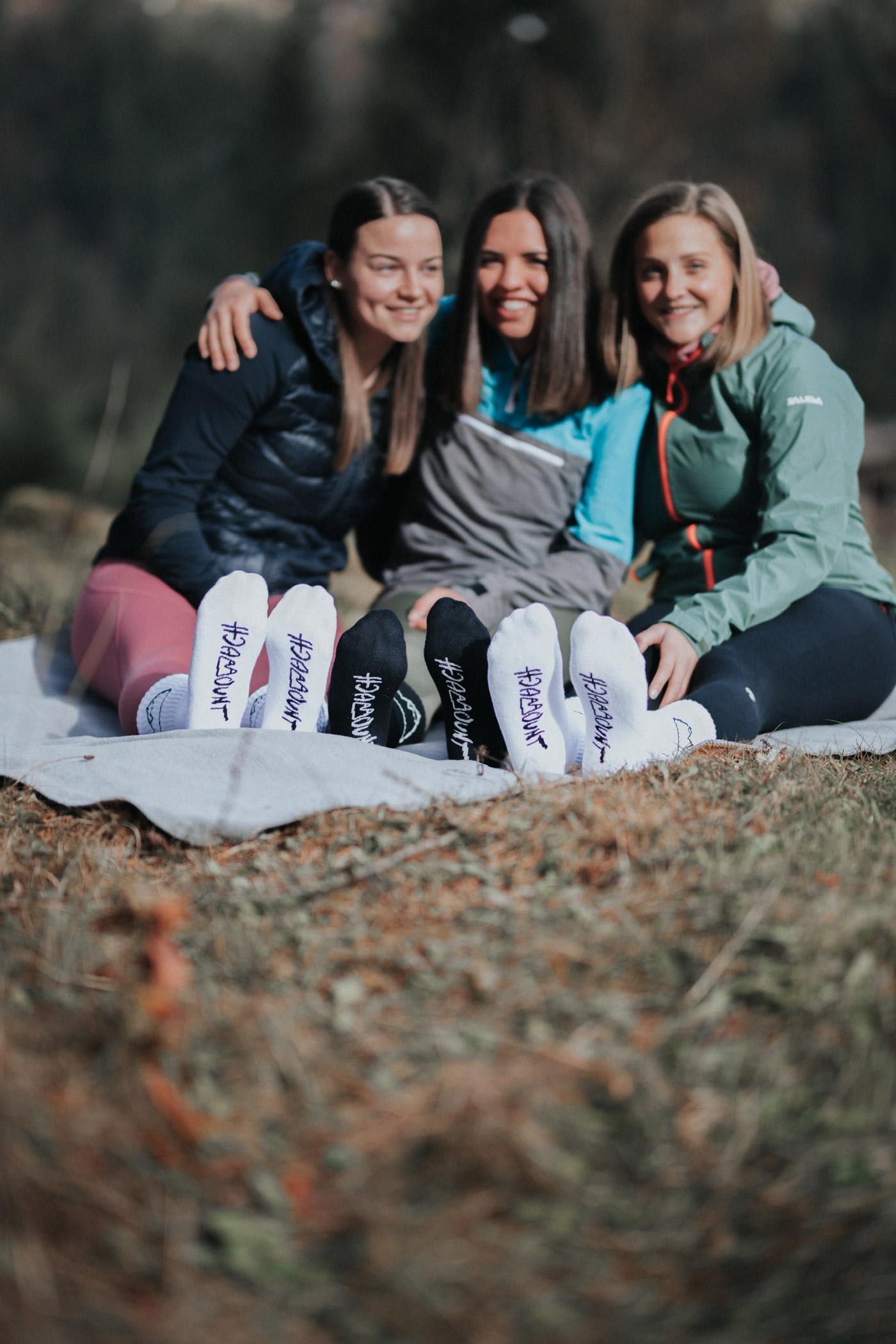 Drei Mädhen auf der Wiese in Hoamount Sportsocken