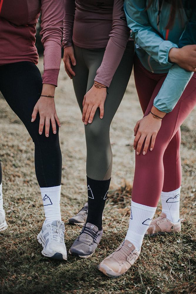 Drei sportliche Mädchen mit Hoamount - Baumwollsocken