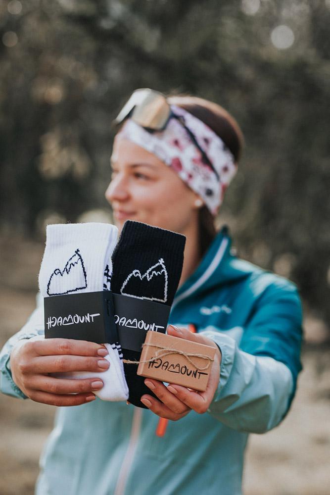 Model mit Sportsocken und Hoamount-Päckchen in der Hand